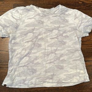 Vuori cropped grey camo tee